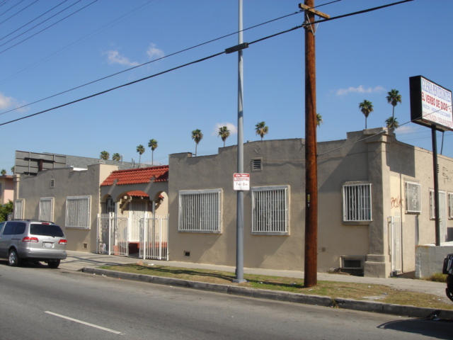 5924 S Hoover St in Los Angeles, CA - Building Photo