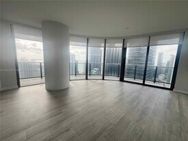 45 SW 9th St in Miami, FL - Building Photo