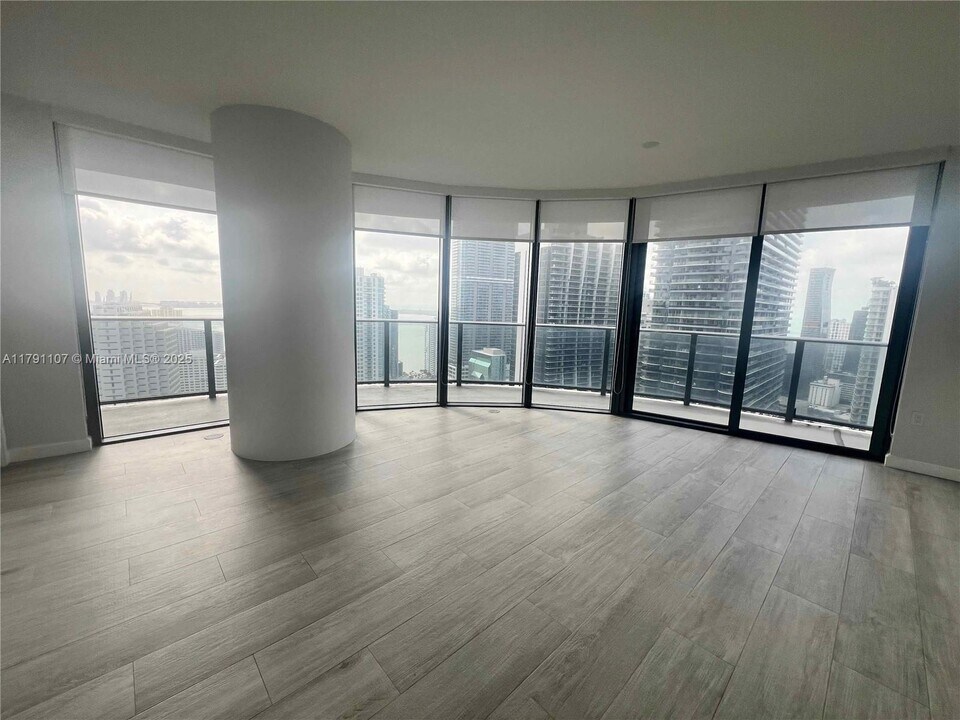 45 SW 9th St in Miami, FL - Building Photo