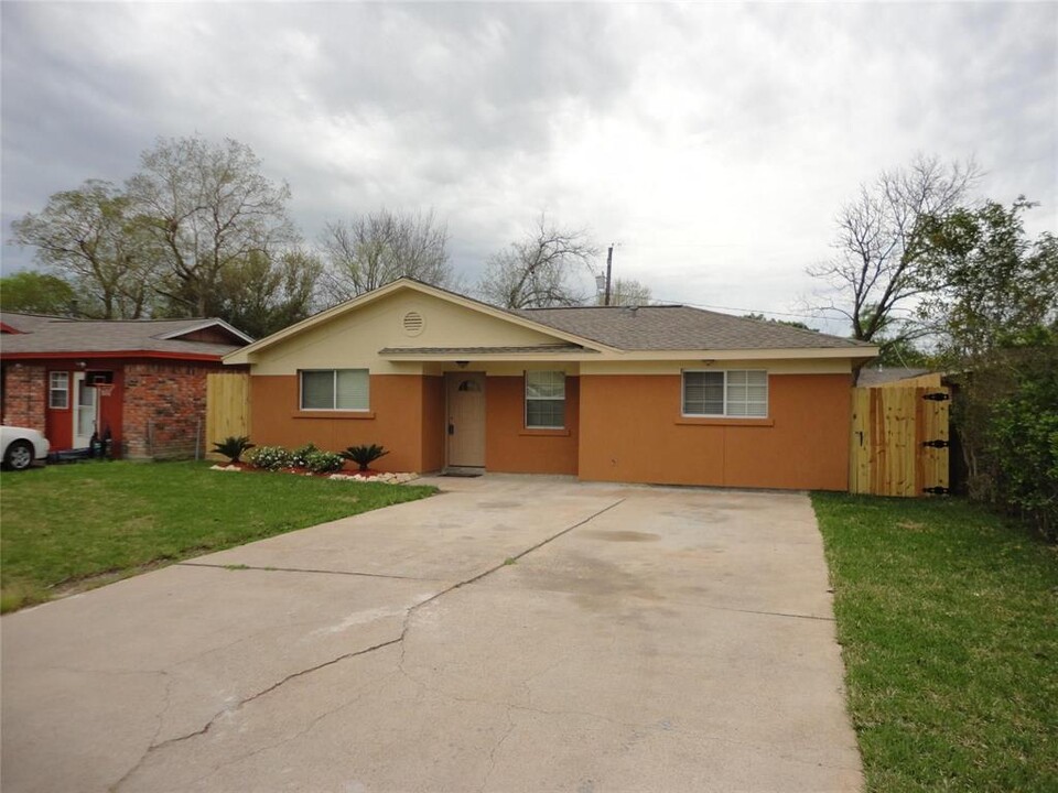 306 S Brownell St in La Porte, TX - Building Photo