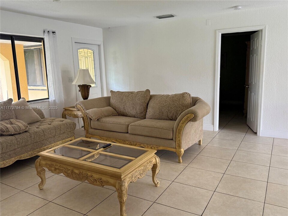 1911 NW 10th Terrace in Homestead, FL - Building Photo