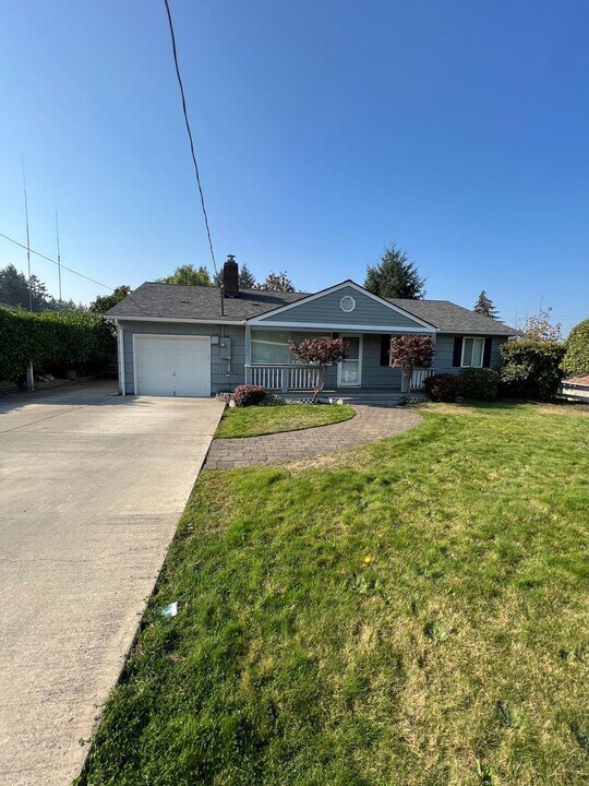 3002 Elwood Dr W in University Place, WA - Building Photo