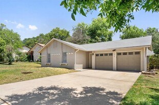 914 Hillside Oaks Dr in Austin, TX - Building Photo