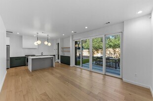 5006 Gladeview Dr in Austin, TX - Building Photo