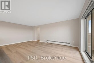 2300 Marine Dr in Oakville, ON - Building Photo - Building Photo