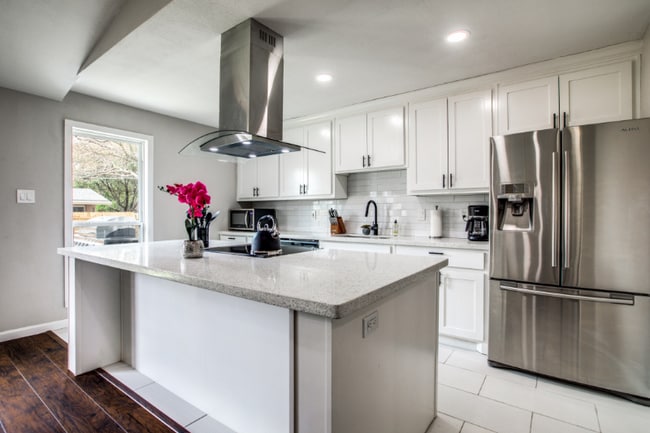 831 Loganwood Ave in Richardson, TX - Foto de edificio - Building Photo