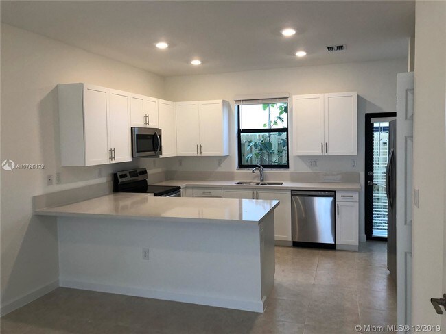 1631 SW 29th St-Unit -1631 in Fort Lauderdale, FL - Building Photo - Building Photo