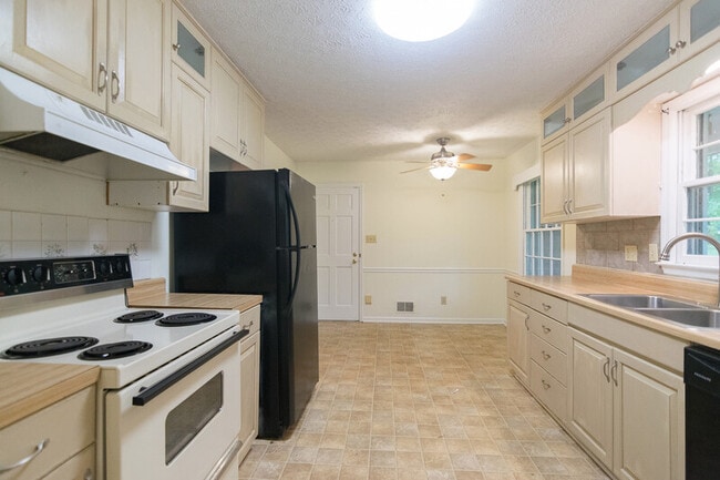 140 Saxon Woods Dr in Athens, GA - Building Photo - Building Photo