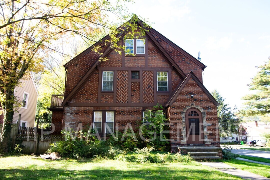 1294 Winston Rd in South Euclid, OH - Building Photo