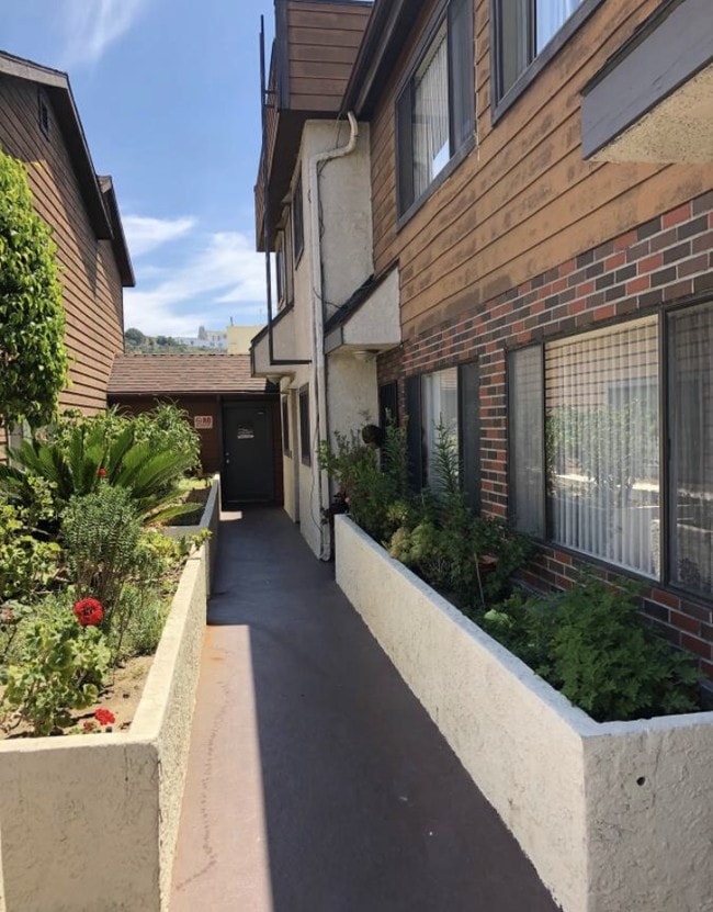 714 E Acacia Ave in Glendale, CA - Foto de edificio - Building Photo