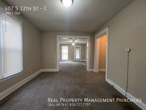 407 S 12th St-Unit -C in St. Joseph, MO - Foto de edificio - Building Photo