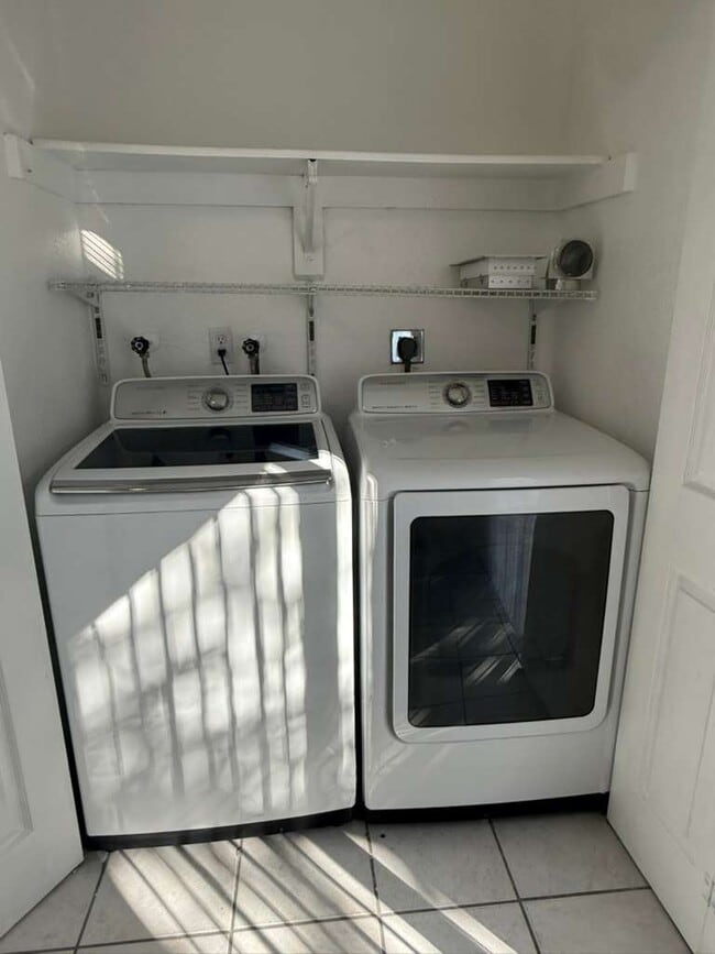 8027 NW 8th St in Miami, FL - Building Photo - Building Photo