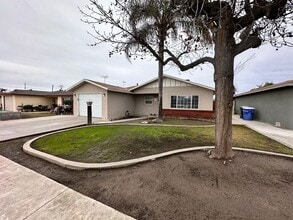 930 Olive Ave in Hanford, CA - Building Photo - Building Photo