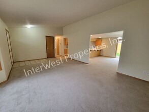 8910 SW 69th Ave in Portland, OR - Building Photo - Building Photo