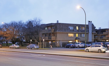 Twin Court in Vancouver, BC - Building Photo - Building Photo