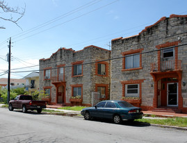 858-866 NW 3rd St in Miami, FL - Building Photo