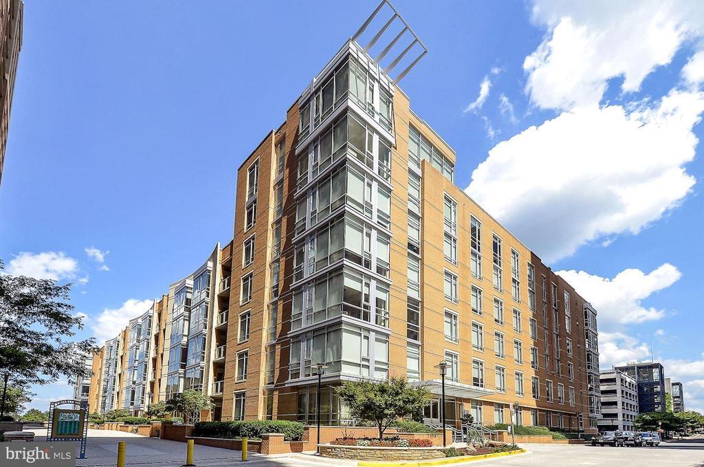 12025 New Dominion Pkwy in Reston, VA - Building Photo