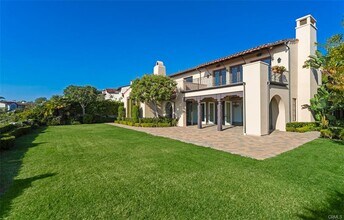 8 Whalers Bluff in Newport Beach, CA - Building Photo - Building Photo