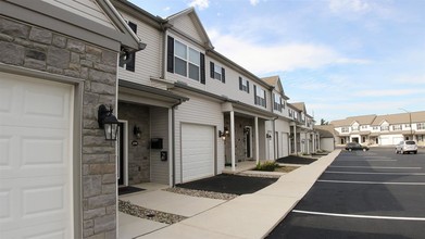 Stone Gate Village in Camp Hill, PA - Foto de edificio - Building Photo