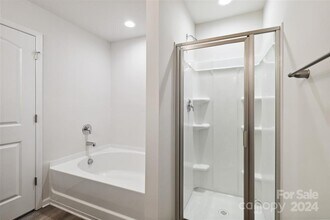 13416 Alpine Dr, Unit Bedroom #1 Downstairs in Charlotte, NC - Foto de edificio - Building Photo