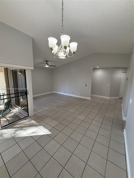 1364 Cottonwood Cir in Weston, FL - Building Photo