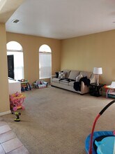 1926 Ivycrest Way in Sacramento, CA - Building Photo - Building Photo