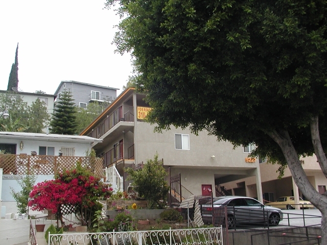 5227 Huntington Dr N in Los Angeles, CA - Foto de edificio