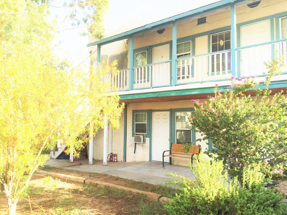 Robinson Apartments in Needles, CA - Building Photo