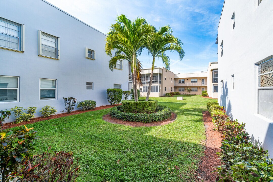 6 Burgundy A in Delray Beach, FL - Building Photo