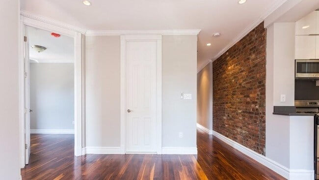 1590 Lexington Ave