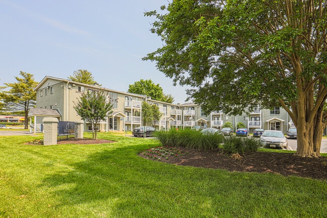 Calvert at Quarterfield Station in Glen Burnie, MD - Foto de edificio - Building Photo