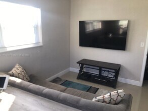 2771 NW 11th Ct in Fort Lauderdale, FL - Building Photo - Building Photo