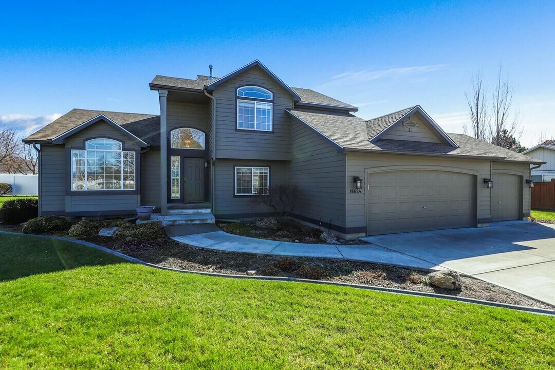 18624 E 8th Ave in Spokane Valley, WA - Building Photo