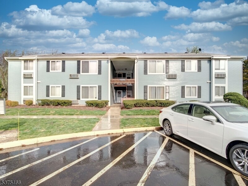 61 Eton Way in Franklin Township, NJ - Foto de edificio