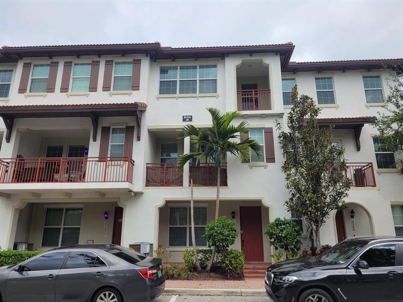 2578 SW 119th Way in Miramar, FL - Foto de edificio