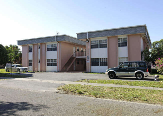 1290 NE 142nd St in North Miami, FL - Foto de edificio - Building Photo