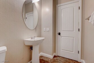 1948 W Hammer Ln in North Las Vegas, NV - Building Photo - Building Photo