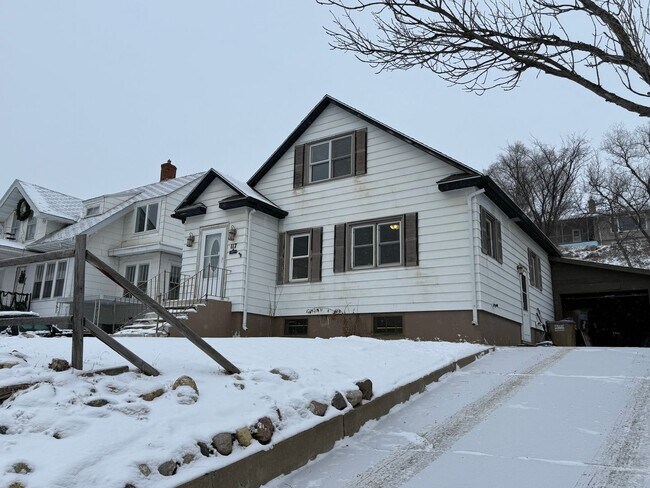 117 11th Ave NE in Minot, ND - Building Photo - Building Photo