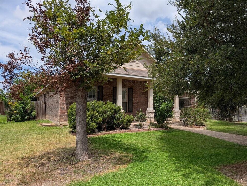 370 Spring Dr in Kyle, TX - Building Photo