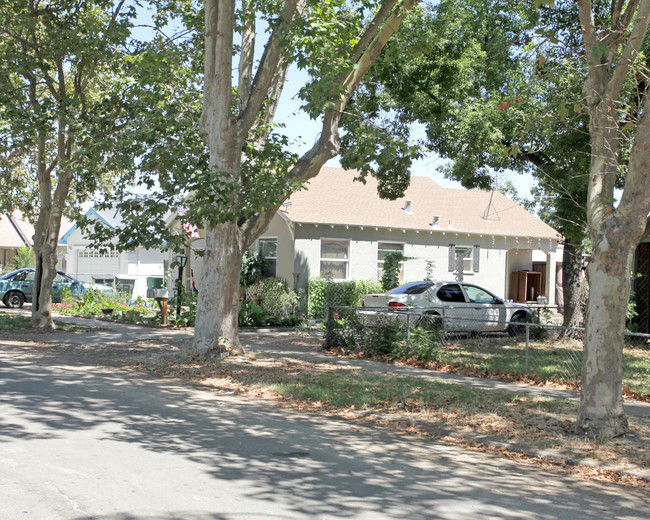 144 S Santa Ana Ave in Modesto, CA - Foto de edificio - Building Photo