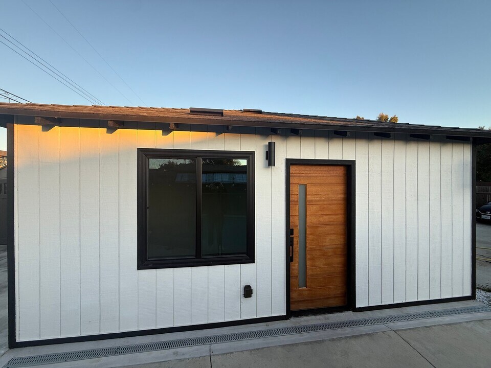 1012 W Vesta St in Ontario, CA - Foto de edificio