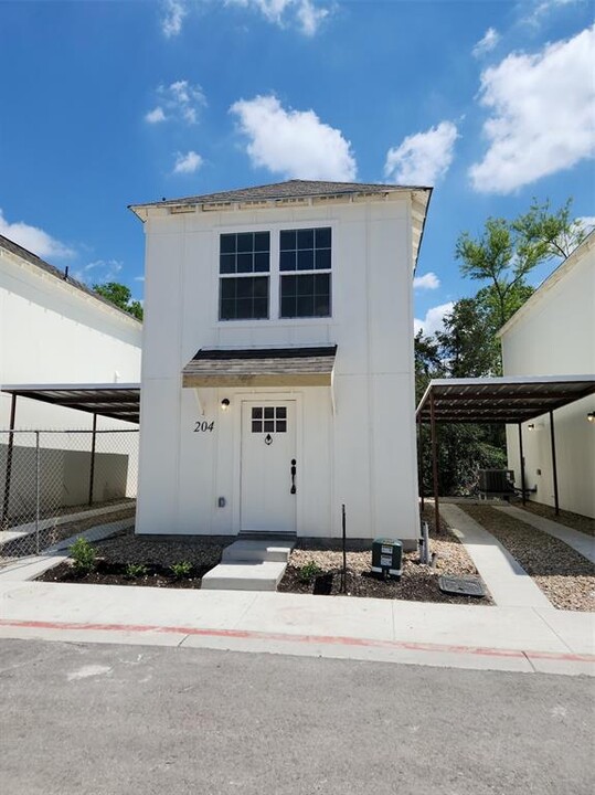 350 Debus Dr in Taylor, TX - Foto de edificio