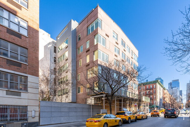 653 10th Ave in New York, NY - Building Photo - Building Photo