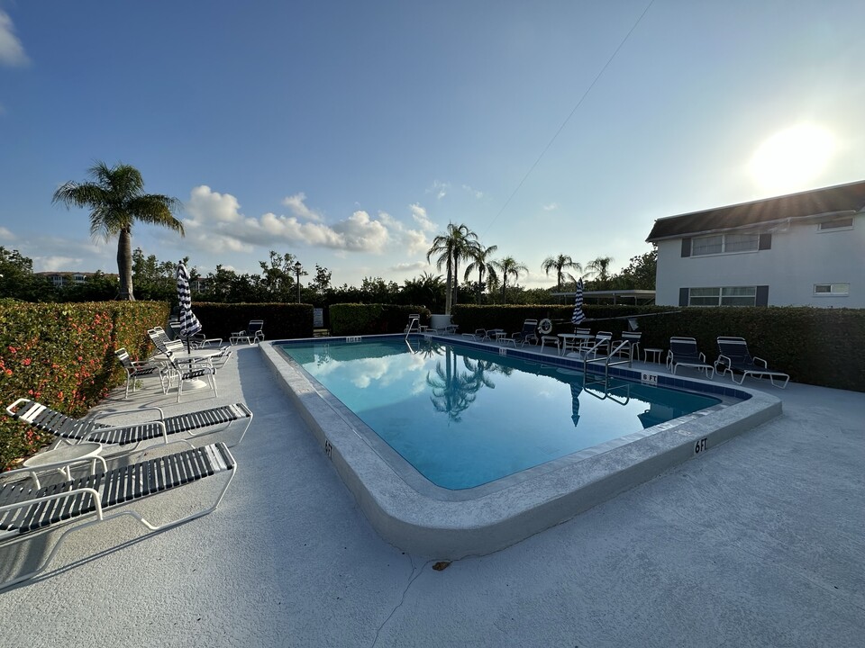 1641 Southwood St in Sarasota, FL - Foto de edificio
