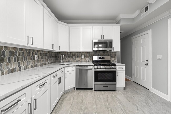 71 W 54th St in Bayonne, NJ - Foto de edificio - Building Photo