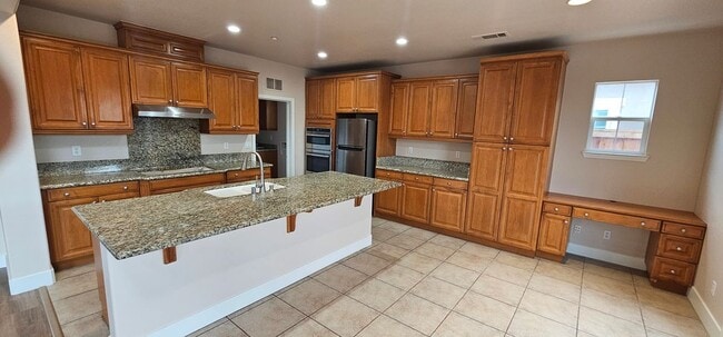 1876 Tarragon Dr in Brentwood, CA - Foto de edificio - Building Photo