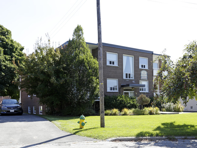 Queens Court in Barrie, ON - Building Photo - Building Photo