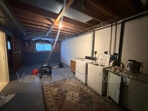 1097 Monterey Ct in Kelowna, BC - Building Photo - Building Photo