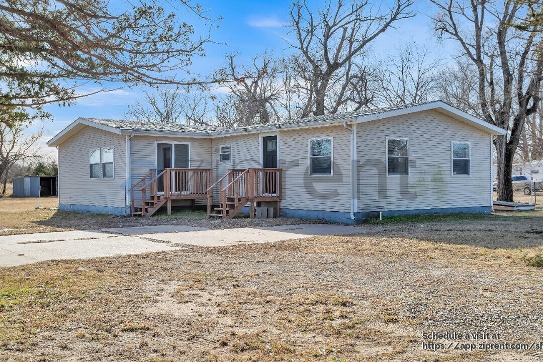 1615 E 90th St S in Haysville, KS - Foto de edificio