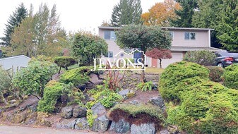 14131 SE 49th Pl in Bellevue, WA - Building Photo